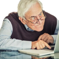36816728-ltere-alter-mann-mit-computer-sitzt-am-tisch-auf-grauem-hintergrund-wand-Ältere-leute-und-technologie 36816728-ltere-alter-mann-mit-computer-sitzt-am-tisch-auf-grauem-hintergrund-wand-Ältere-leute-und-technologie