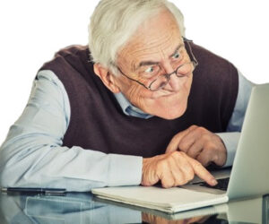 36816728-ltere-alter-mann-mit-computer-sitzt-am-tisch-auf-grauem-hintergrund-wand-Ältere-leute-und-technologie 36816728-ltere-alter-mann-mit-computer-sitzt-am-tisch-auf-grauem-hintergrund-wand-Ältere-leute-und-technologie